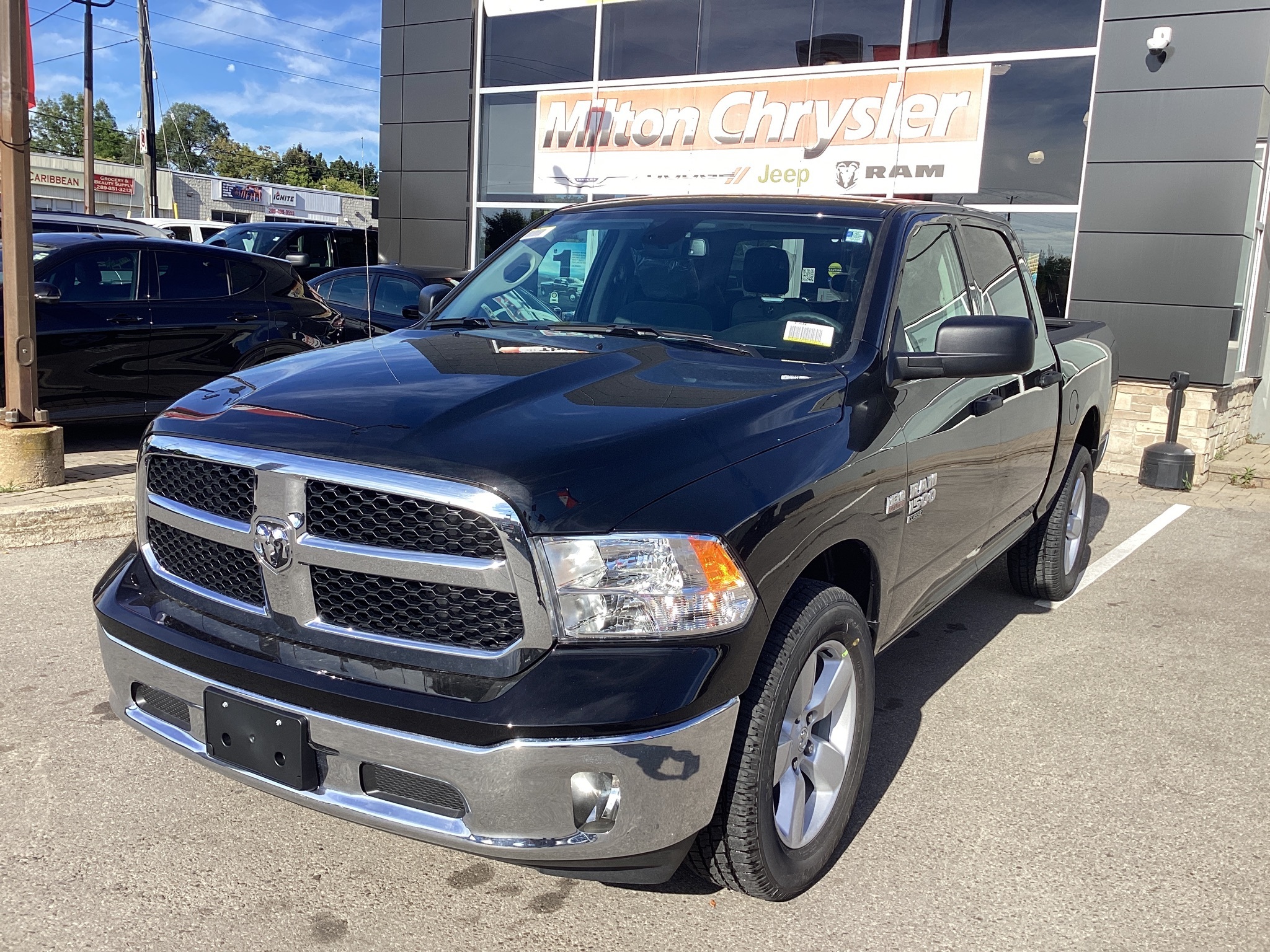 2024 Ram 1500 Classic TRADESMAN SXT CREW 4X4, 5.7L HEMI V8 W/MDS