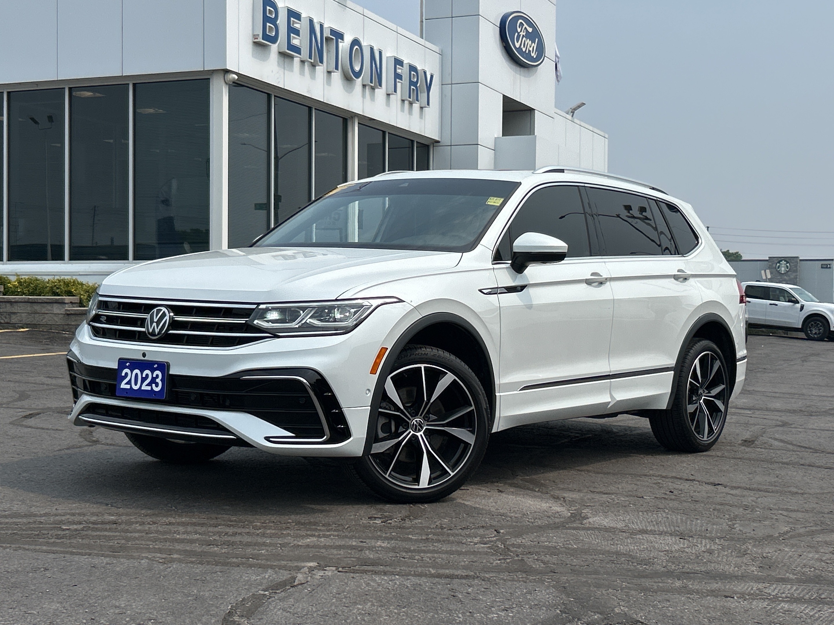 2023 Volkswagen Tiguan Highline R-Line - 2.0L TURBO 19 BLACK ACCENTS 7 PA
