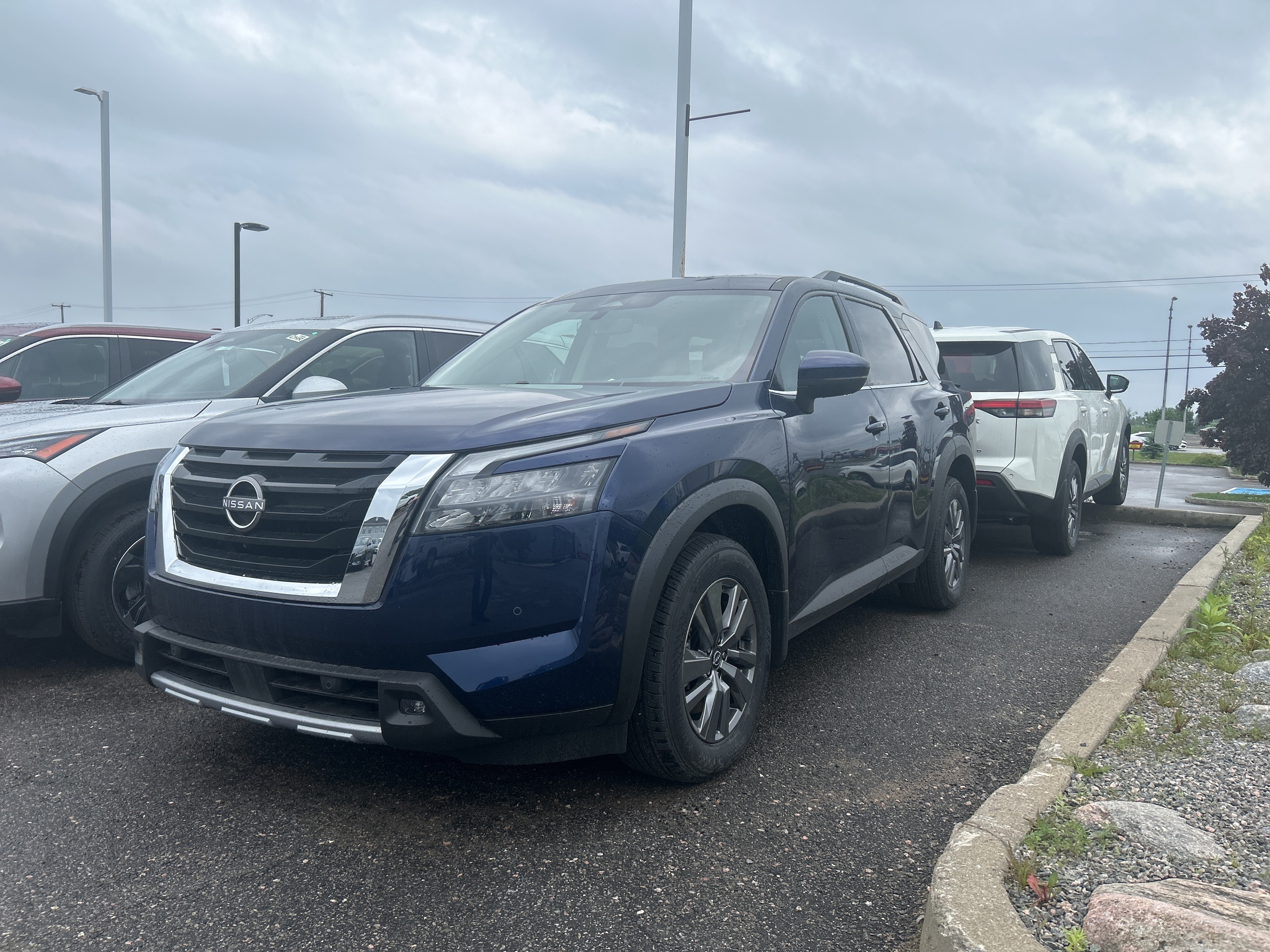 2025 Nissan Pathfinder SV