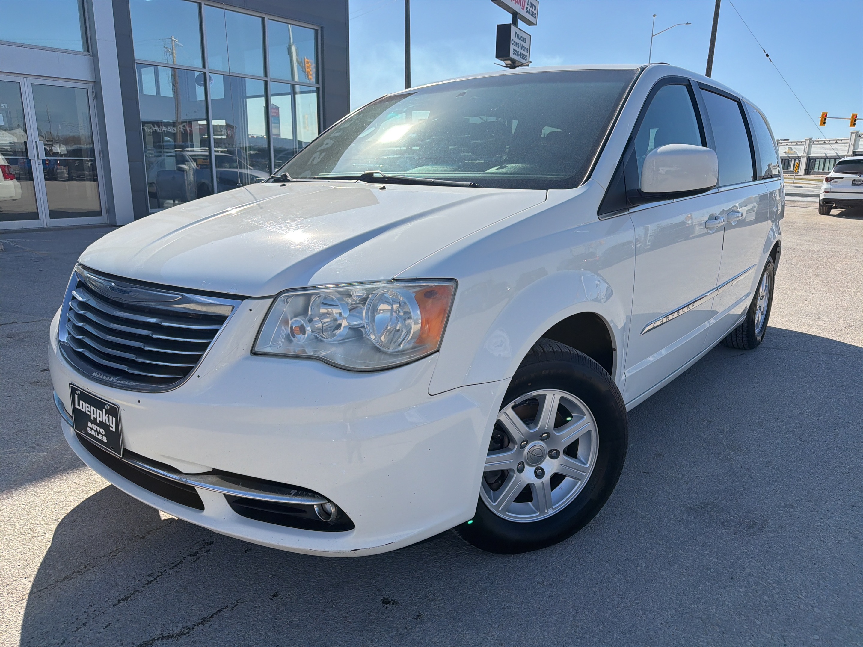 White 2012 Chrysler Town & Country Touring FWD Minivan Front-Wheel Drive 6-Speed Automatic