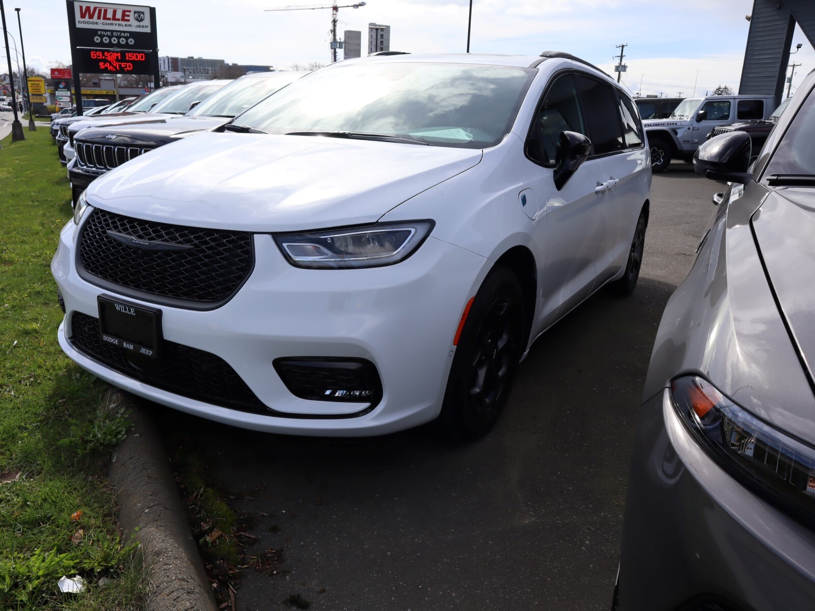 2024 Chrysler Pacifica Hybrid Select