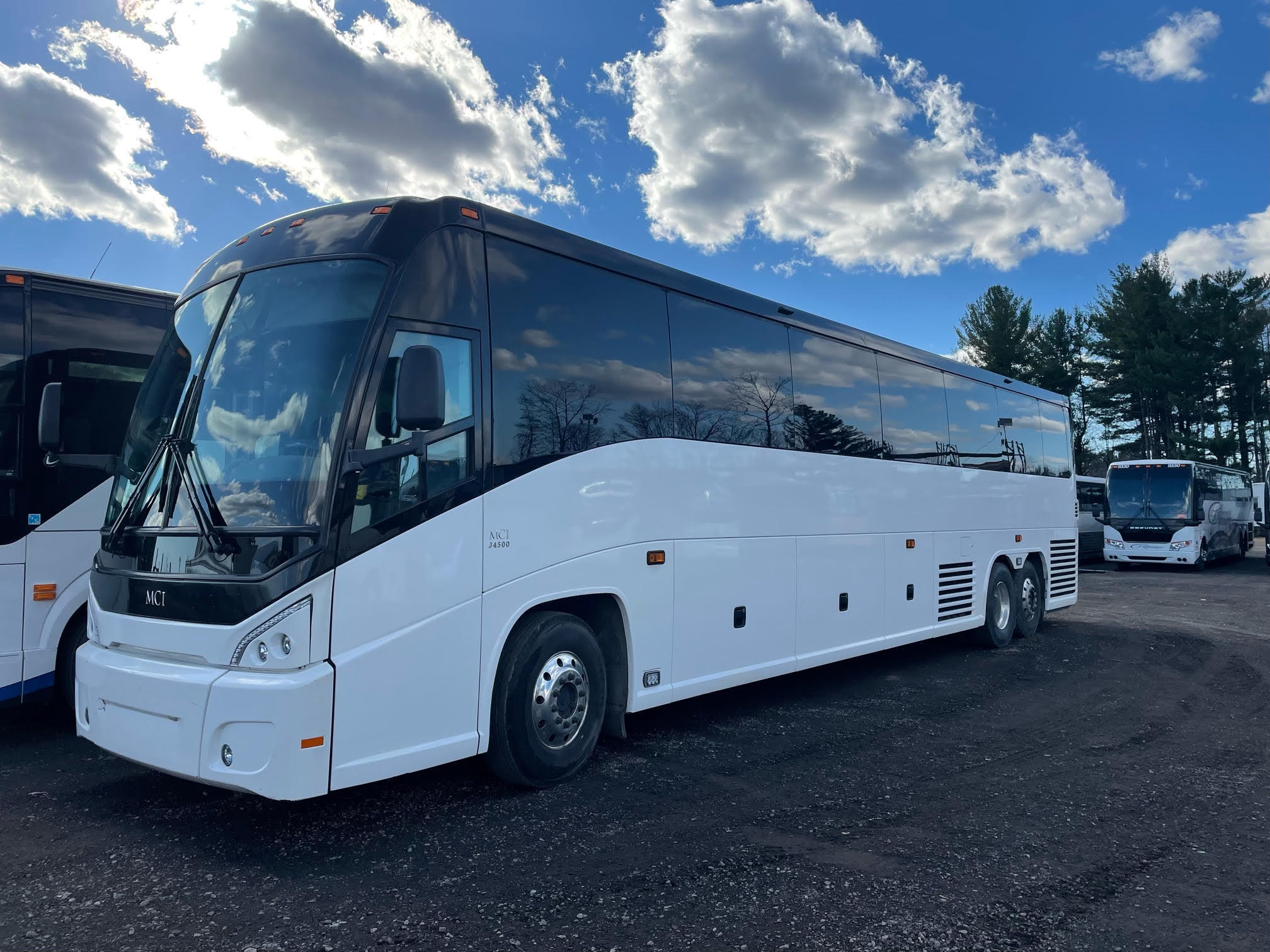 2016 MCI J-4500 $ 404 K CND MCI J-4500 2016 NEW PAINT LOW MILAGE 