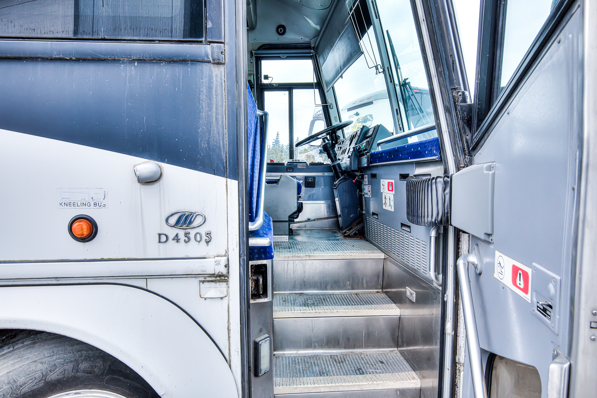 2006 MCI D-4505 MCI 2006 IN EXCELLENT CONDITION - STONG COACH 