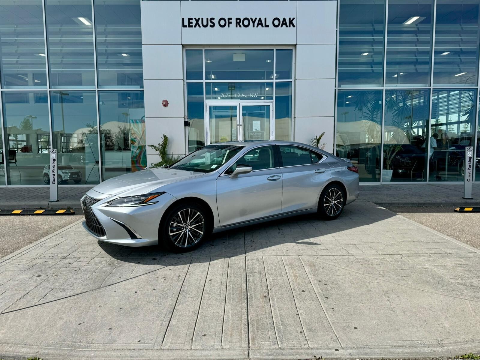 2025 Lexus ES 300h LUXURY PACKAGE / HYBRID / $850 IN SAVINGS
