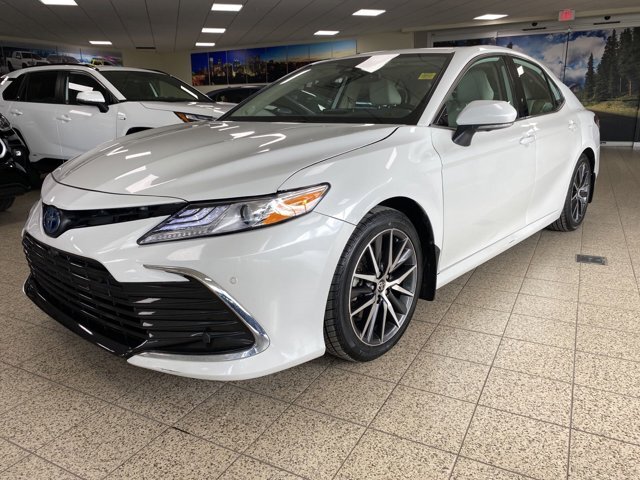 2022 Toyota Camry Hybrid XLE | Heated/Cooled Leather | HUD