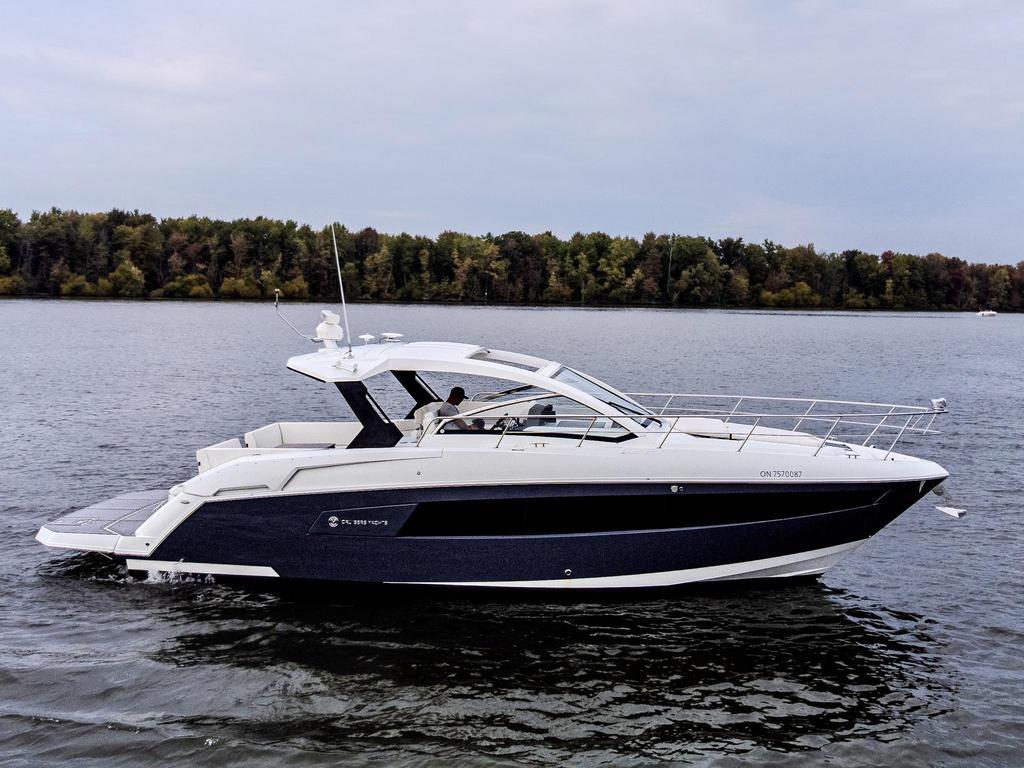 2020 Cruisers Yachts 390 Express Coupe 