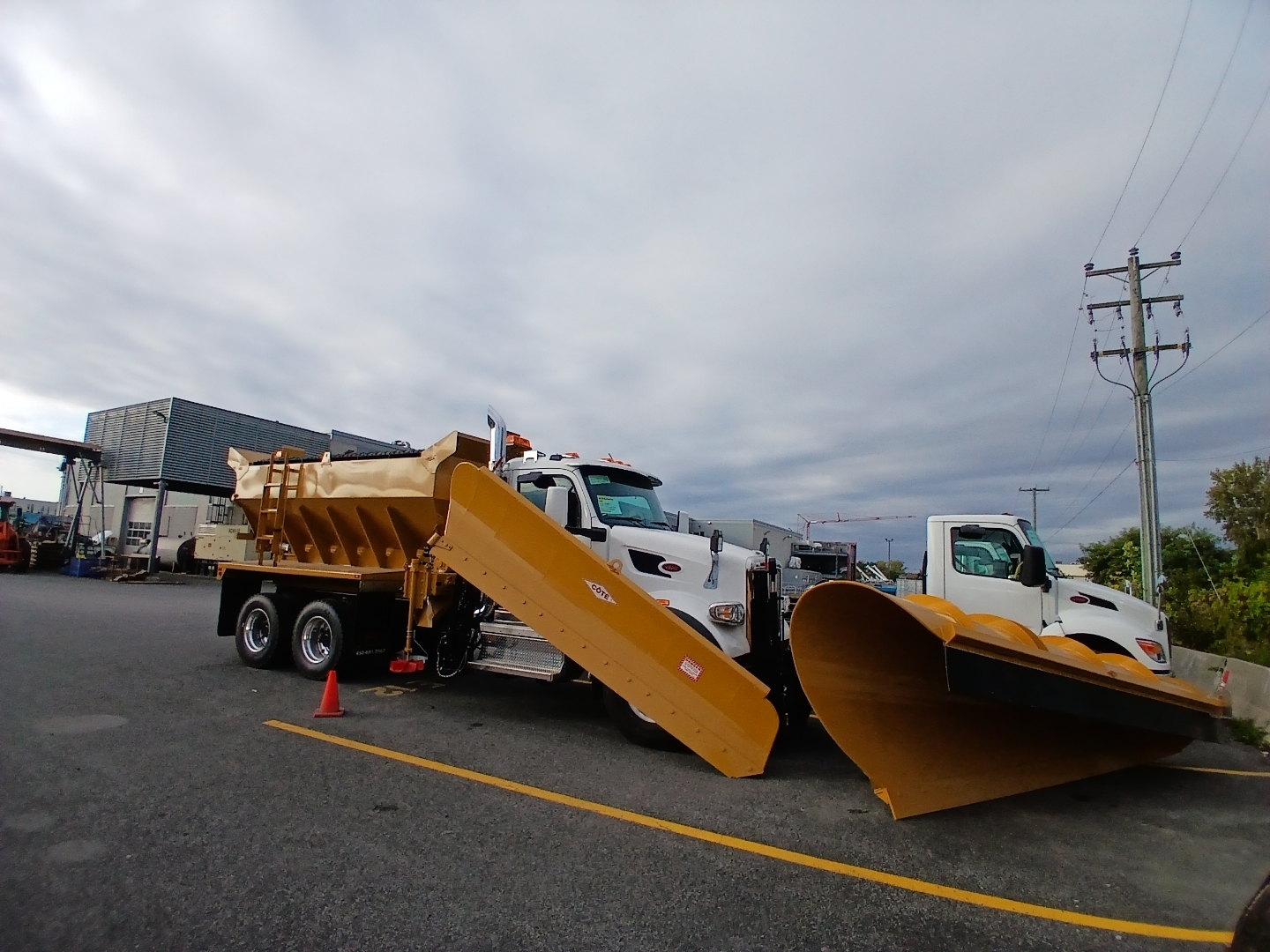 2025 Peterbilt Model 567 NEW SNOW PLOW TRUCK W SAND BOX /DÉNEIGEUSE 