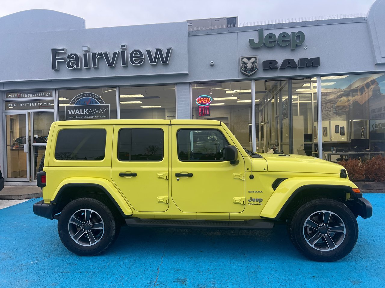 2023 Jeep Wrangler Sahara Colour matching top / 