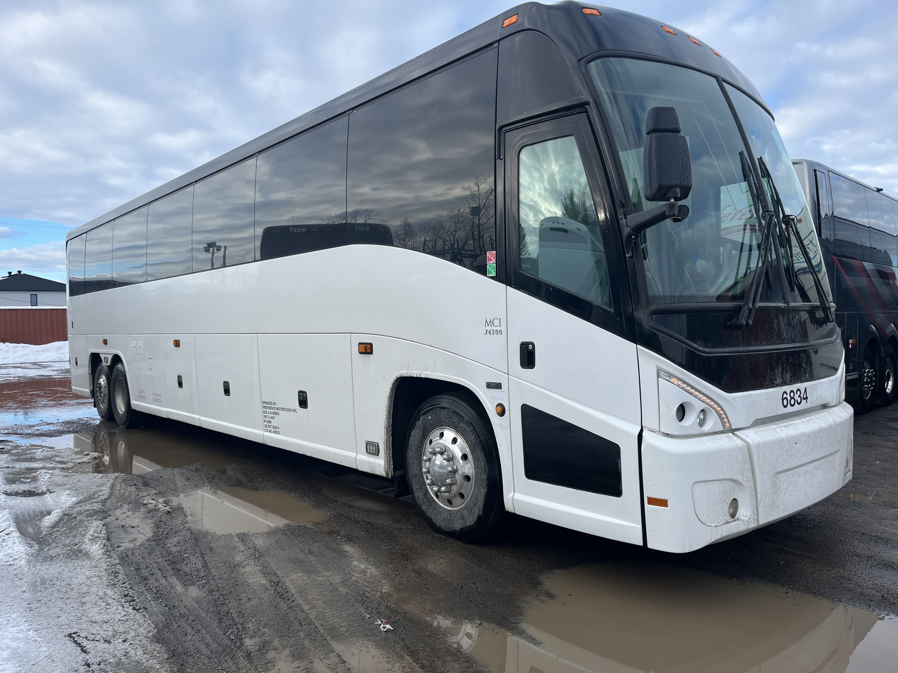 2015 MCI J-4500 $ 235,000 US EXCEL CONDITION MCI J4500 2015 