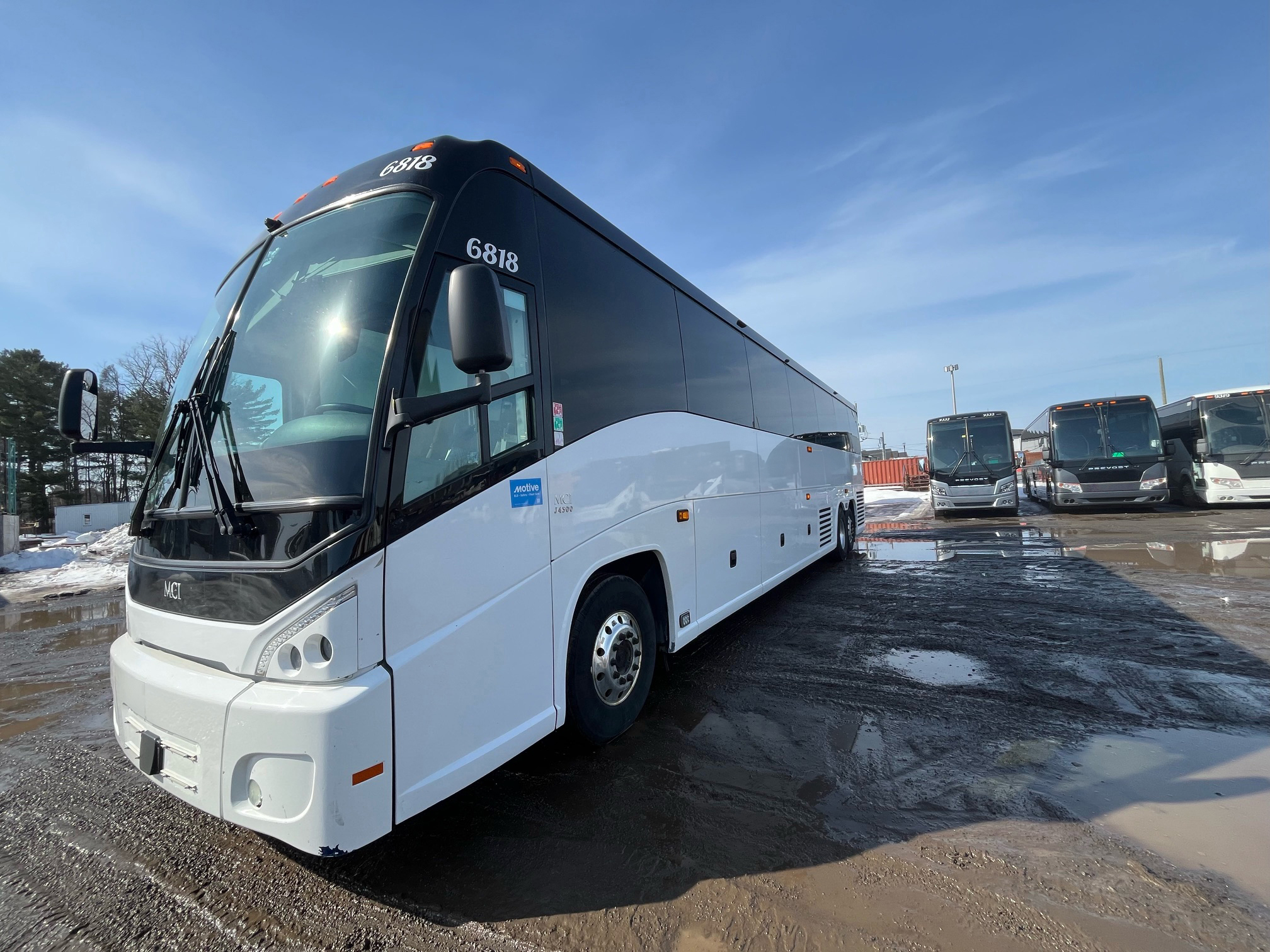 2019 MCI J-4500 $ 355,000 US  2019 MCI J-4500  - IMPECCABLE 