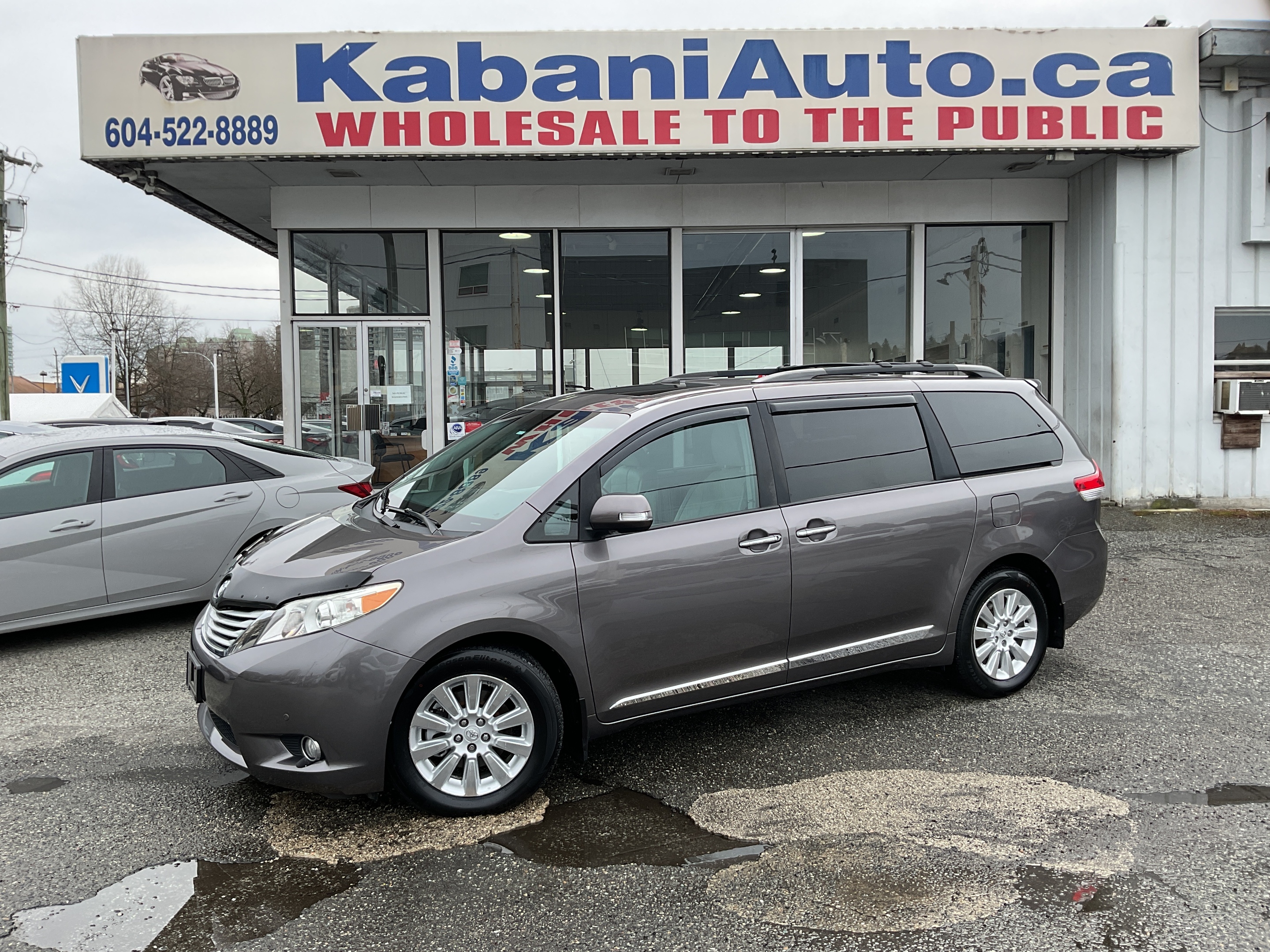 2014 Toyota Sienna  7-Pass AWD   LIMITED - Car Play - Back Up Camera 