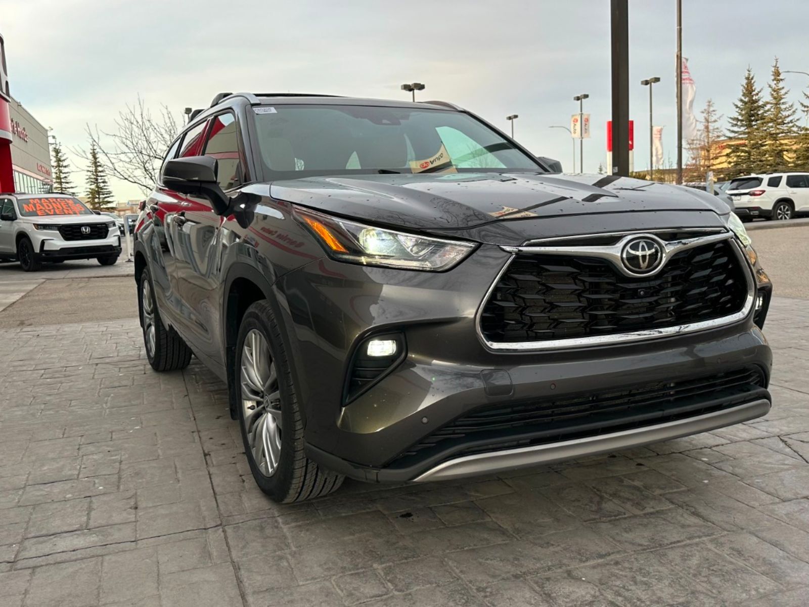 2023 Toyota Highlander Platinum: Leather, Panoramic Roof, Navigation