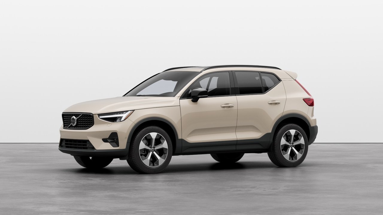 2025 Volvo XC40 B5 AWD Plus Dark Theme 