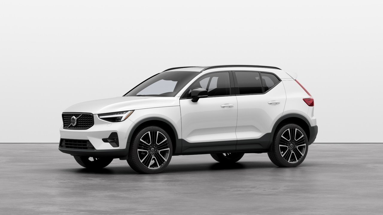 2025 Volvo XC40 B5 AWD Ultra Dark Theme 