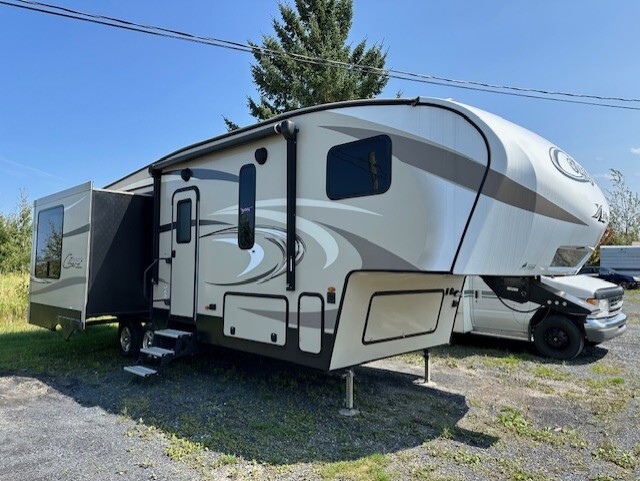 2017 Cougar Xlite 28SGS ***  3 extensions***