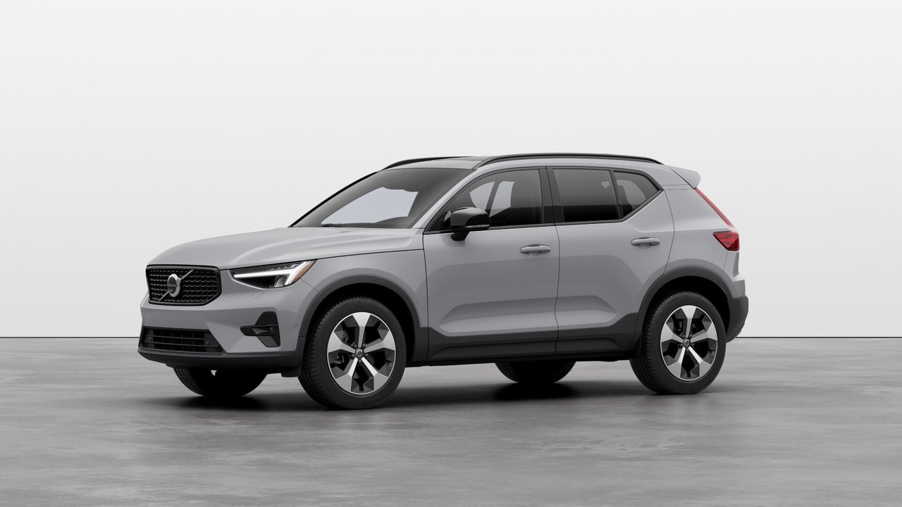 2025 Volvo XC40 B5 AWD Plus Dark Theme 