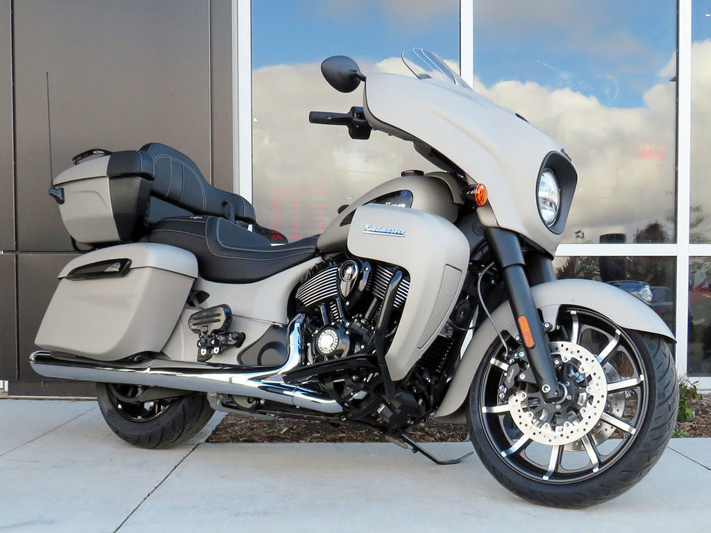 2022 Indian Motorcycles Roadmaster® Dark Horse® Silver Quartz Smoke 