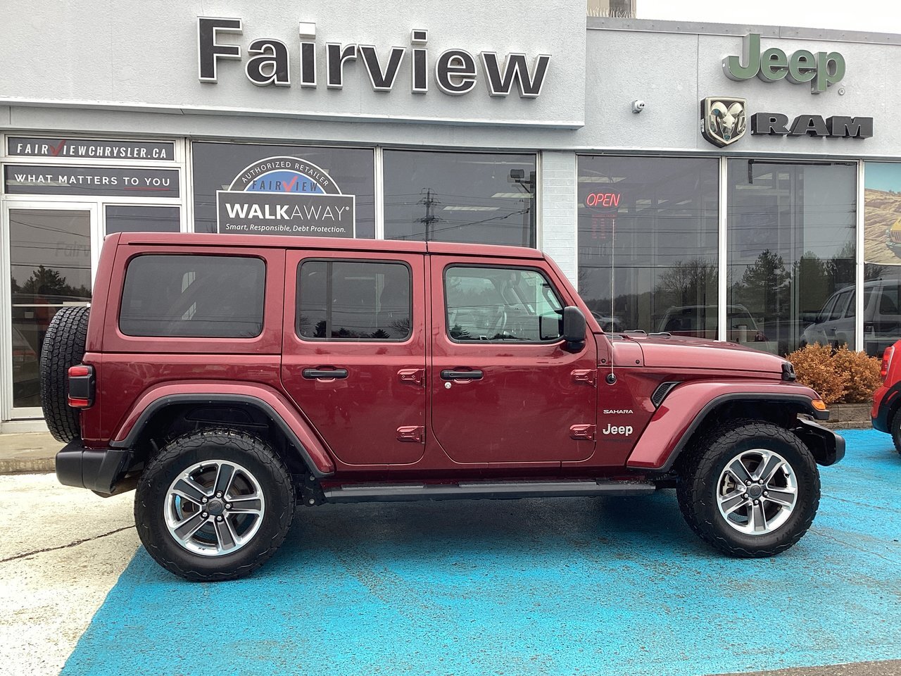 2022 Jeep Wrangler Unlimited Sahara Matching top, leather loaded / 