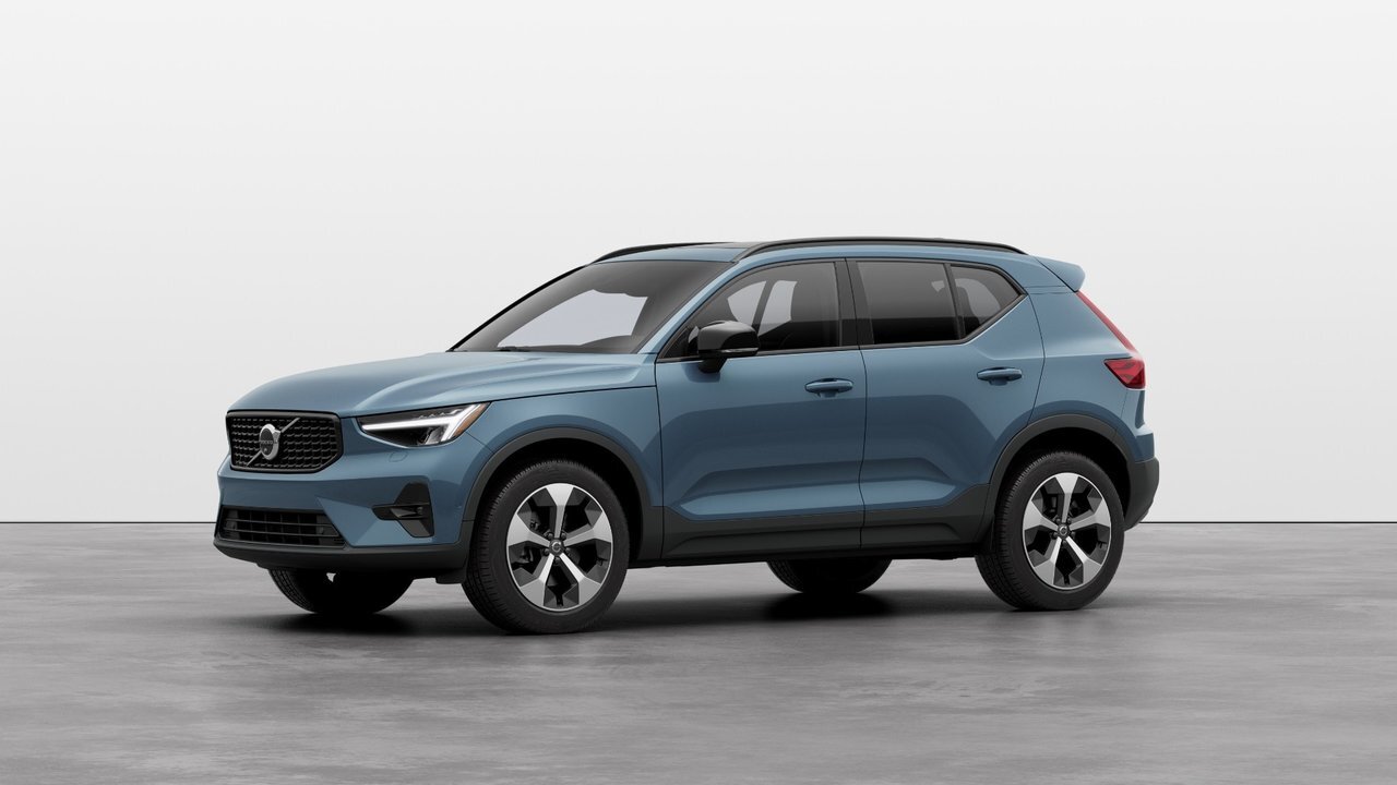 2025 Volvo XC40 B5 AWD Plus Dark Theme 