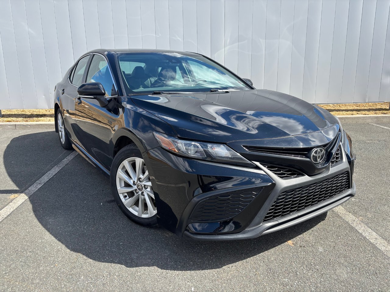 2022 Toyota Camry SE | Leather | Cam | USB | Warranty to 2026