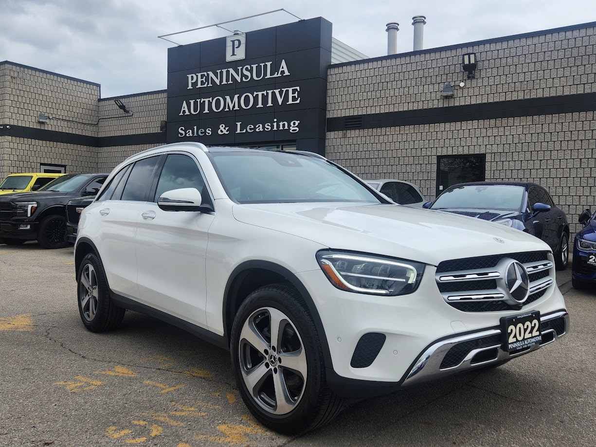 2022 Mercedes-Benz GLC NEW BRAKES, AMBIENT LIGHT, CARPLAY, PANO, NAVI