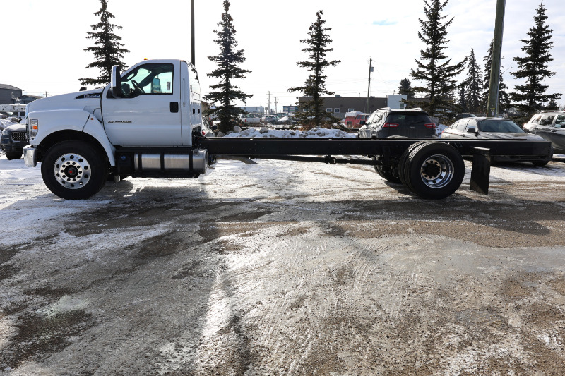 2025 Ford F-750 REGULAR CAB DOCK HGT