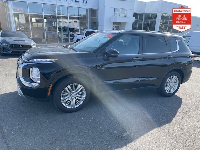 2024 Mitsubishi Outlander Condition like New!! Winters and Summers Incl!!