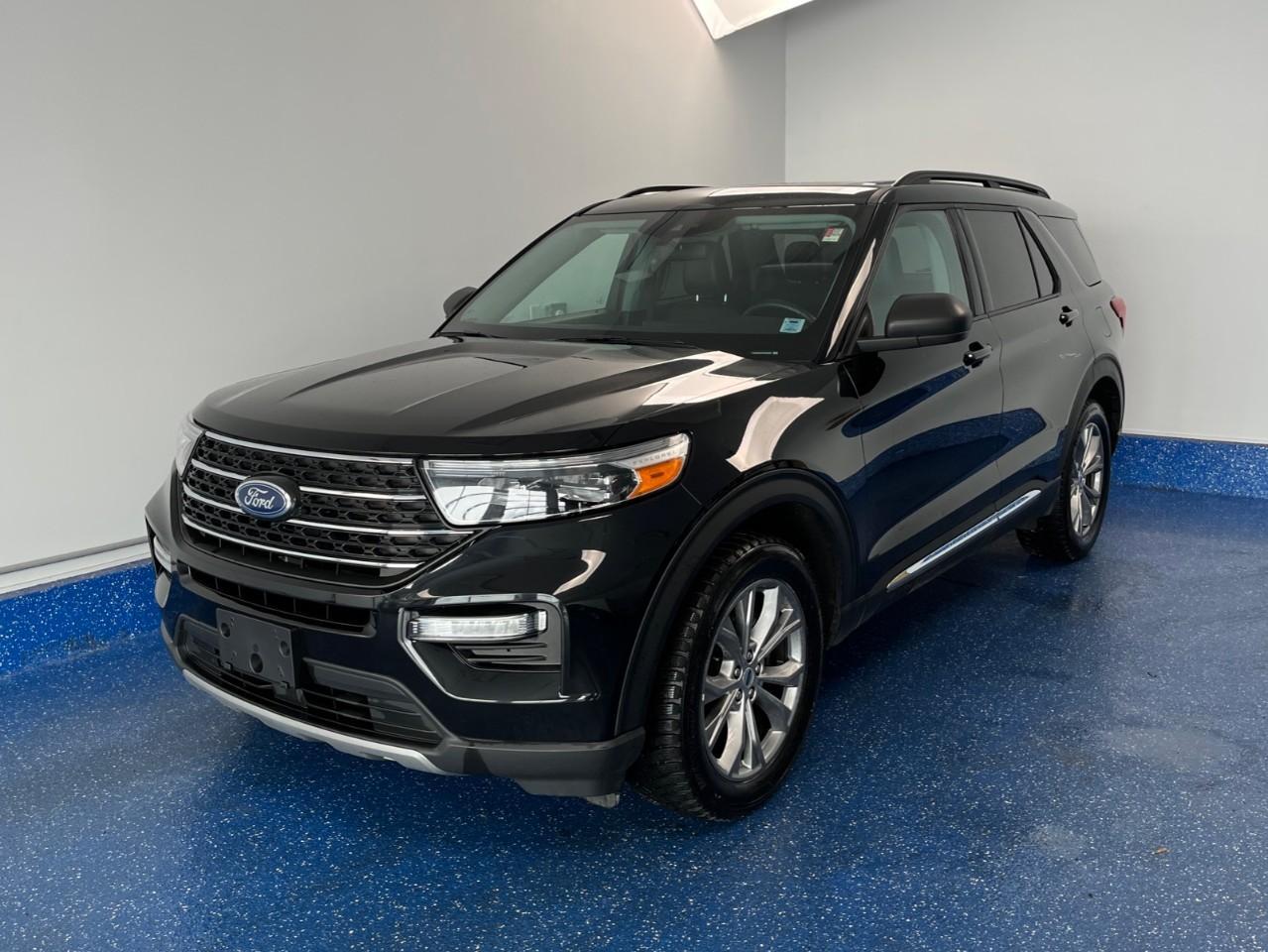 2023 Ford Explorer 4WD XLT w/ Leather Seats and Twin Panel Sunroof |