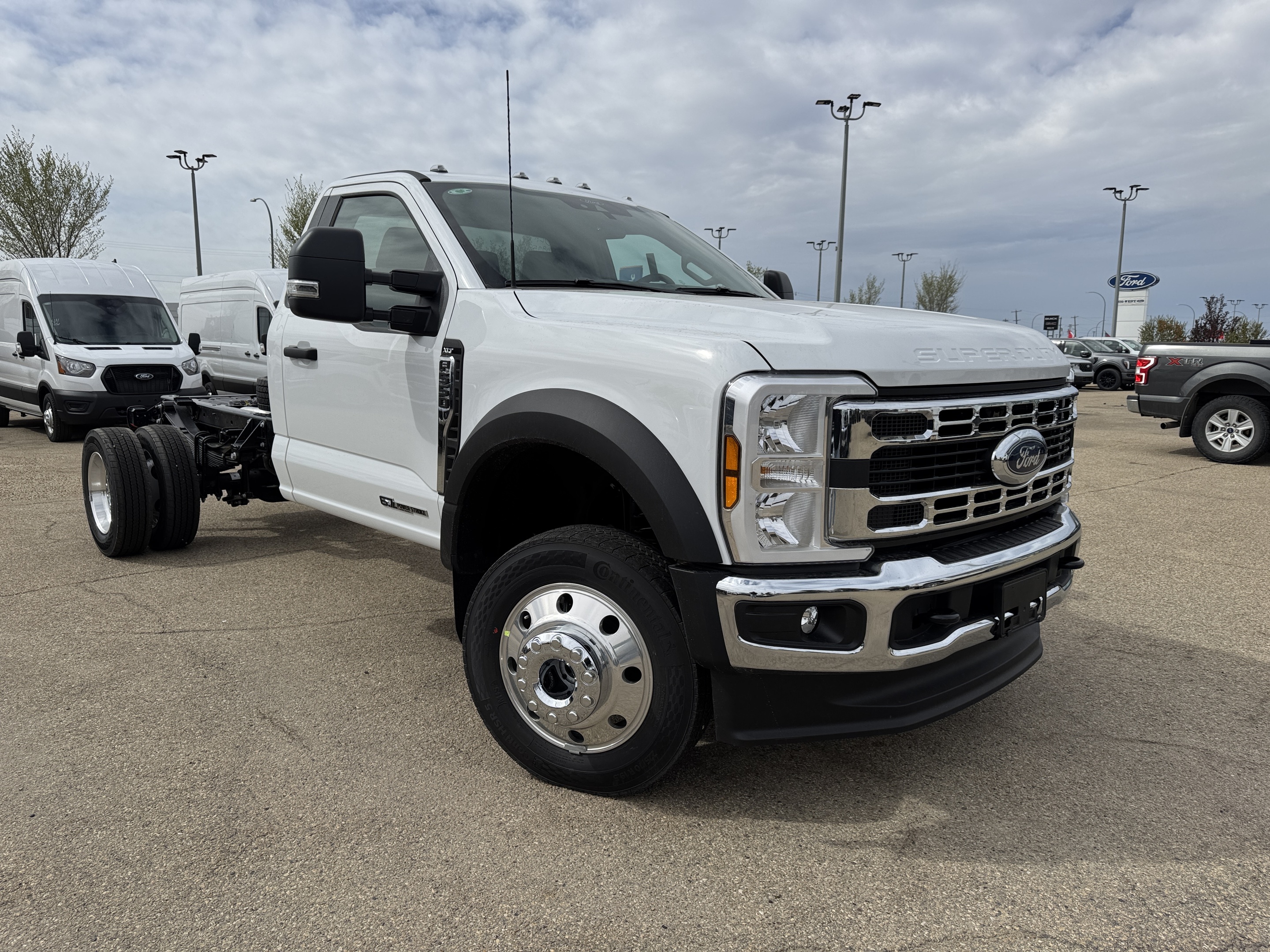 2025 Ford F-550 XLT - REG CAB - CHASSIS - 169" WB (84" CA)