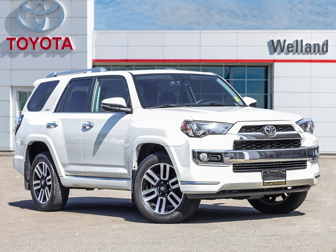 2019 Toyota 4Runner SR5 HEATED AND COOLED LEATHER SEATS. MOON ROOF