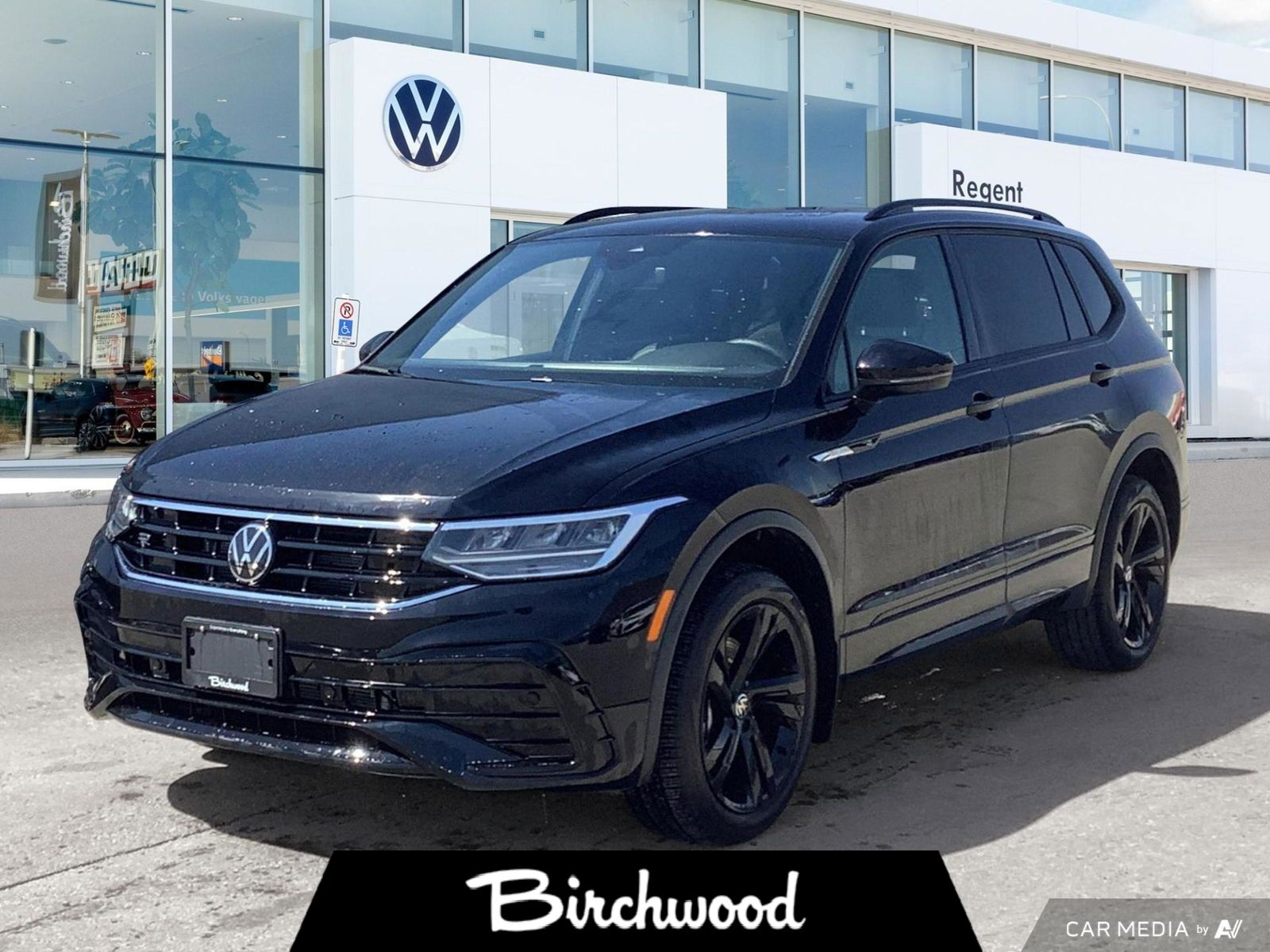 2024 Volkswagen Tiguan Comfortline R-Line Black Edition | One Owner | Loc