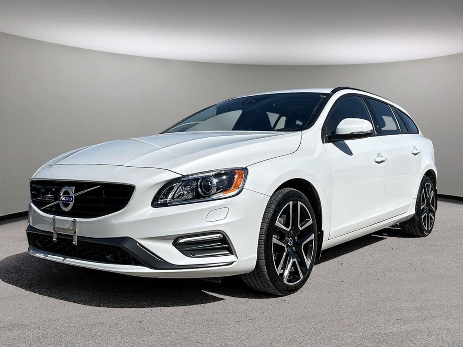 2018 Volvo V60 Dynamic | AWD | Heated Front & Rear Seats | Sunroo