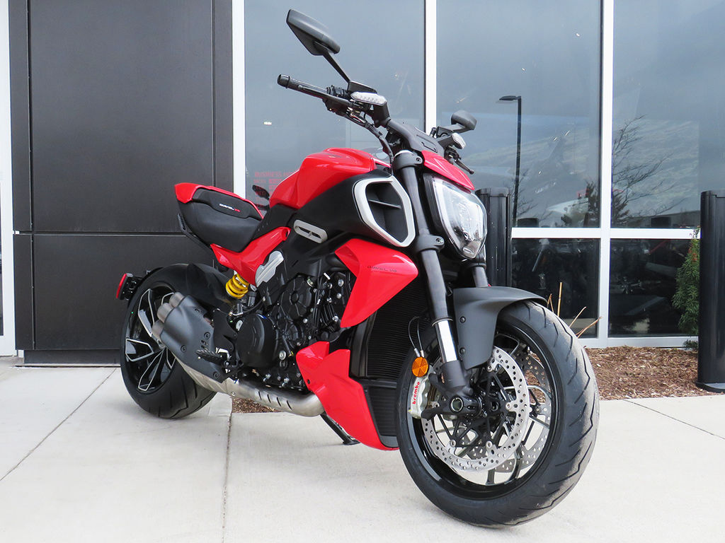 2025 Ducati Diavel V4 Ducati Red 