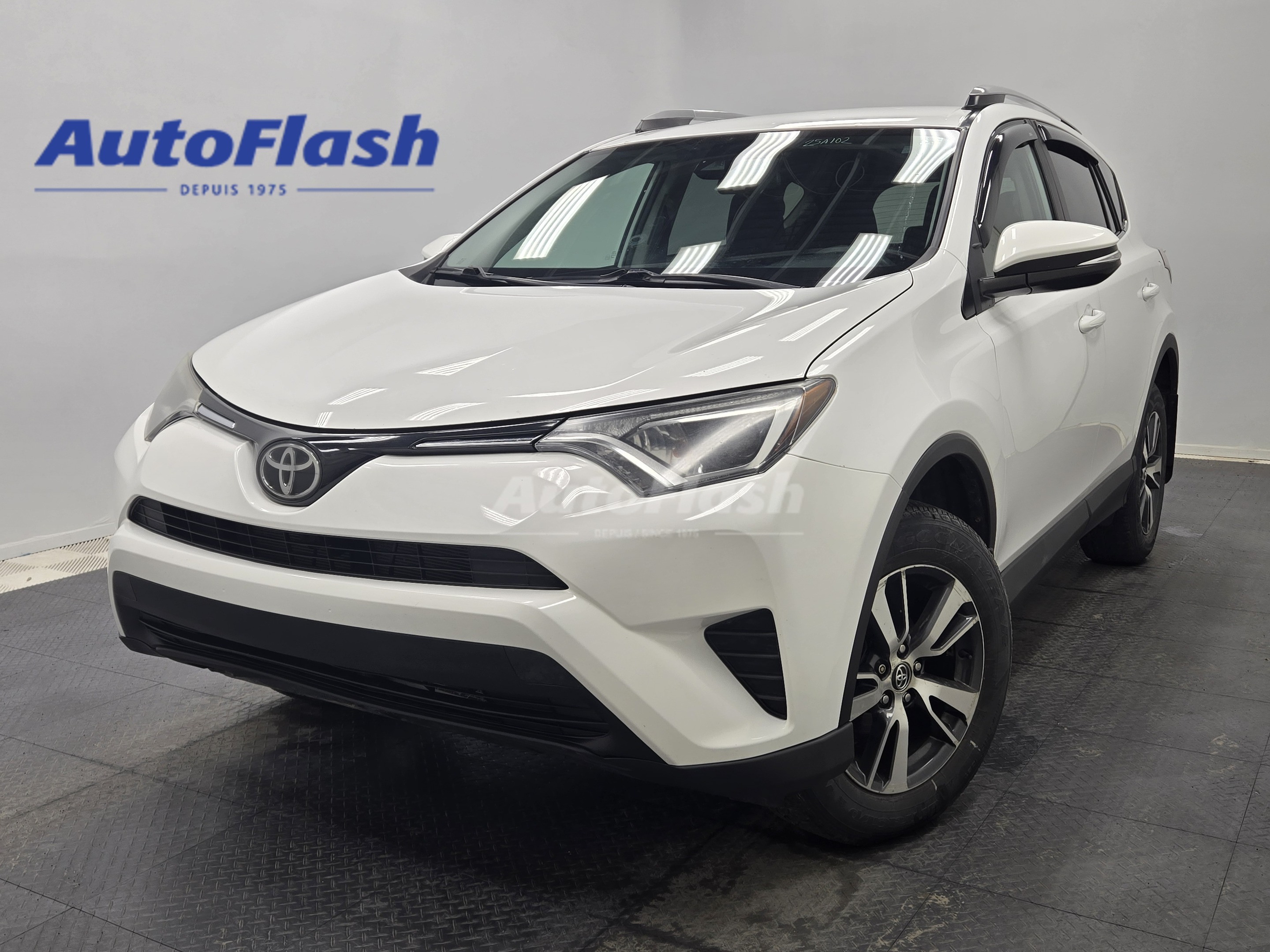 2018 Toyota RAV4 LE AWD, SIEGES CHAUFFANTS, MAGS, DEMAREUR