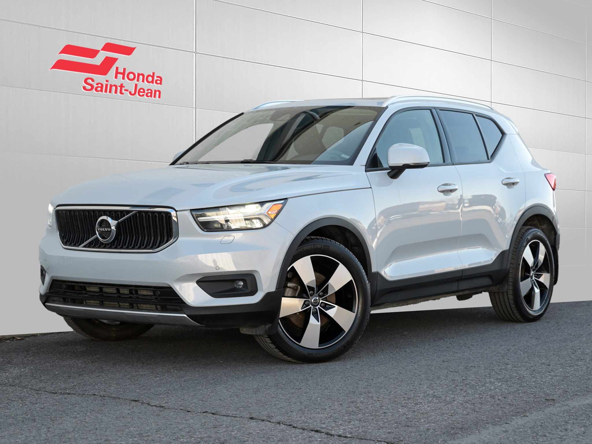 2022 Volvo XC40 T5 AWD Momentum