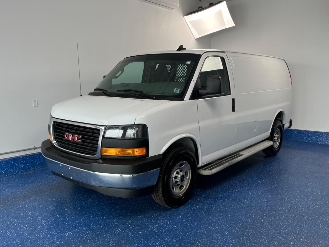 2023 GMC Savana 2500 Cargo Van | RubberFloor | Low kms  | Zacks