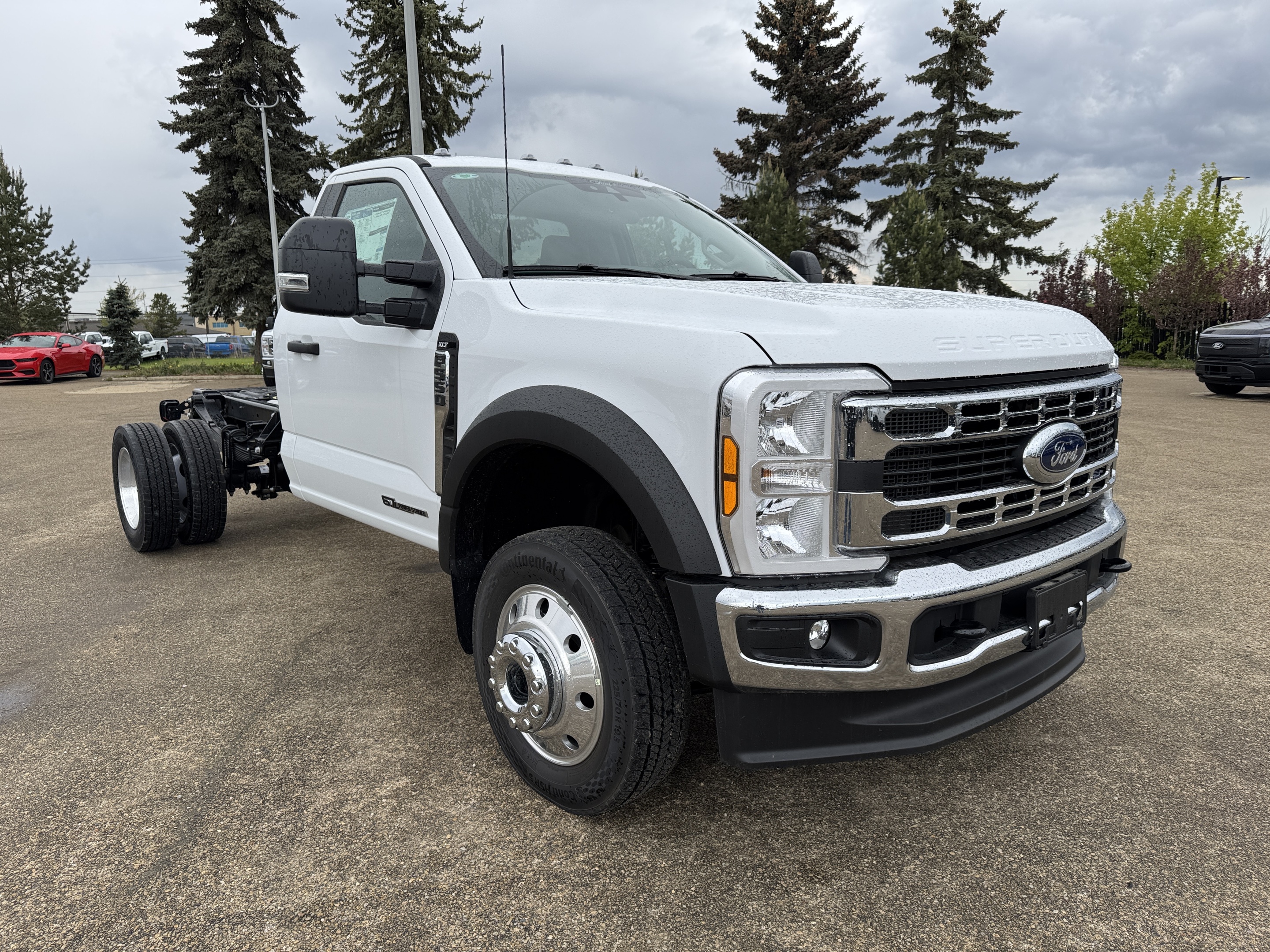 2025 Ford F-550 XLT - REG CAB - CHASSIS - 169" WB (84" CA)