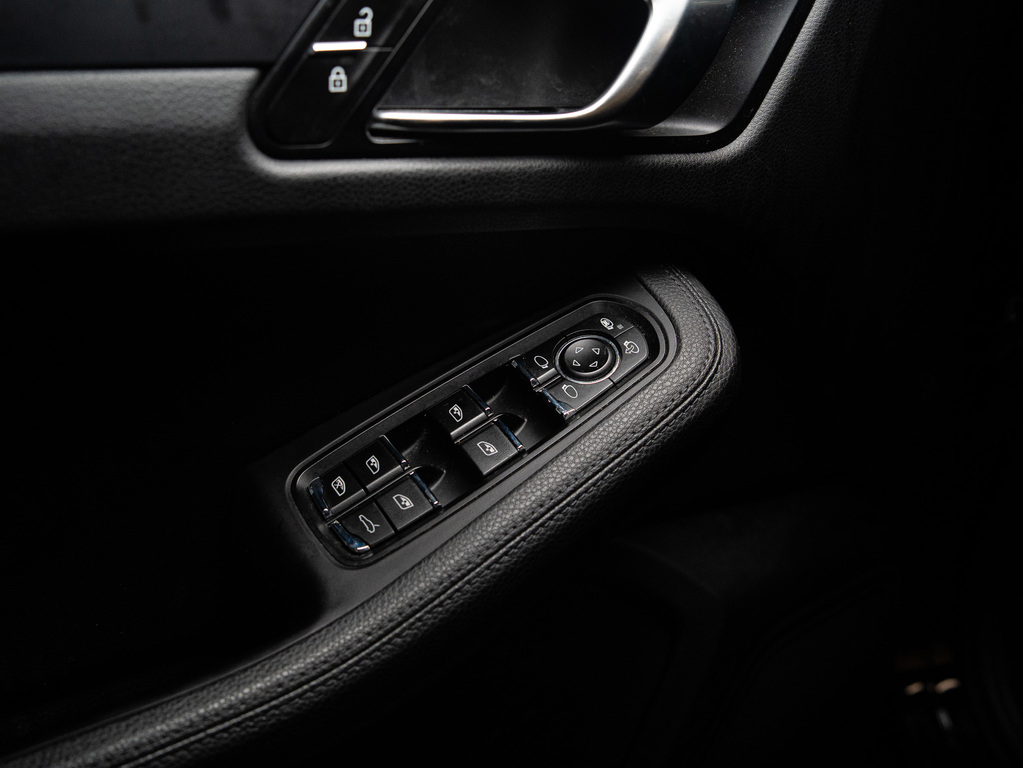 2021 Porsche Macan PANO ROOF   LED HEADLIGHTS   LEATHER, Toronto, Cash