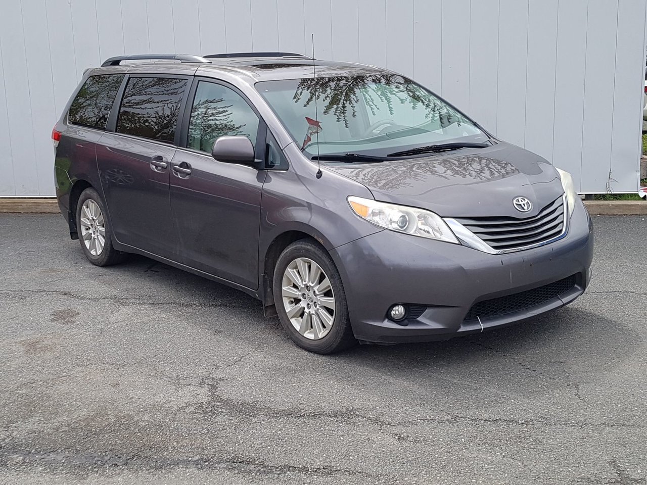 2014 Toyota Sienna XLE | Sunroof  Cam | USB | BlueTooth | Keyless Dea