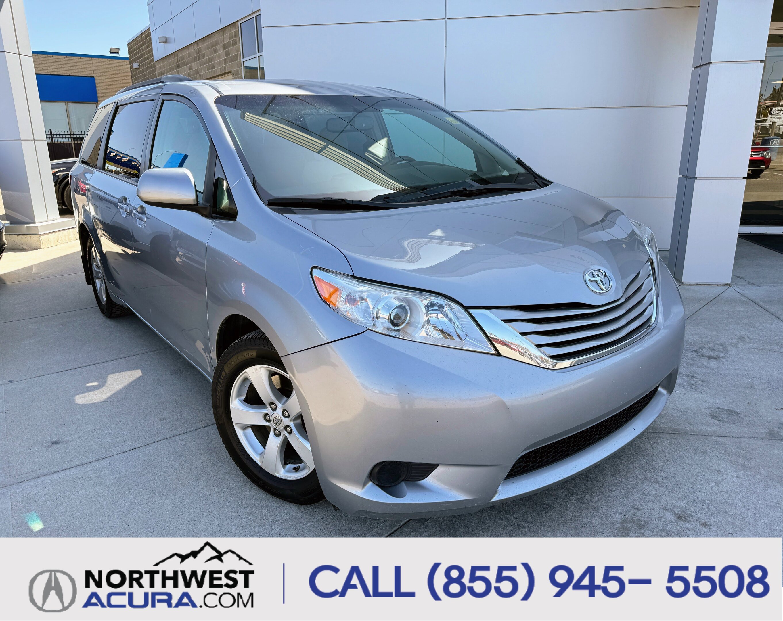2017 Toyota Sienna LE | Clean Carfax & One Owner! Great Condition!