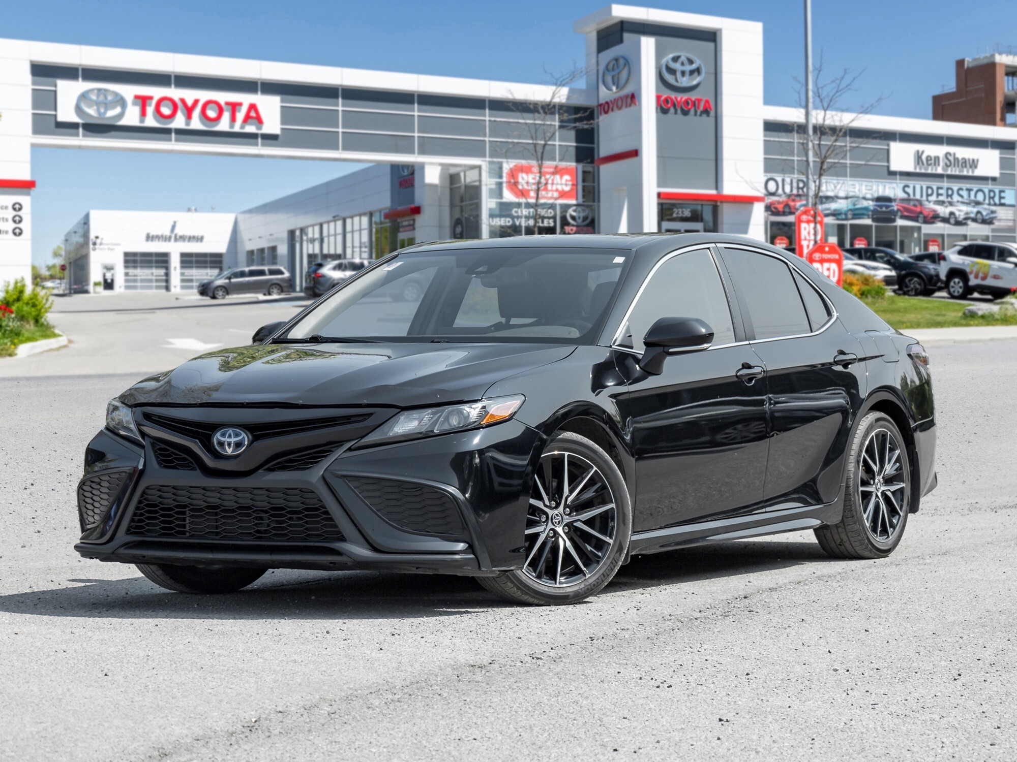 2022 Toyota Camry Hybrid SE / Sunroof / Half Leather / Push Button Start 