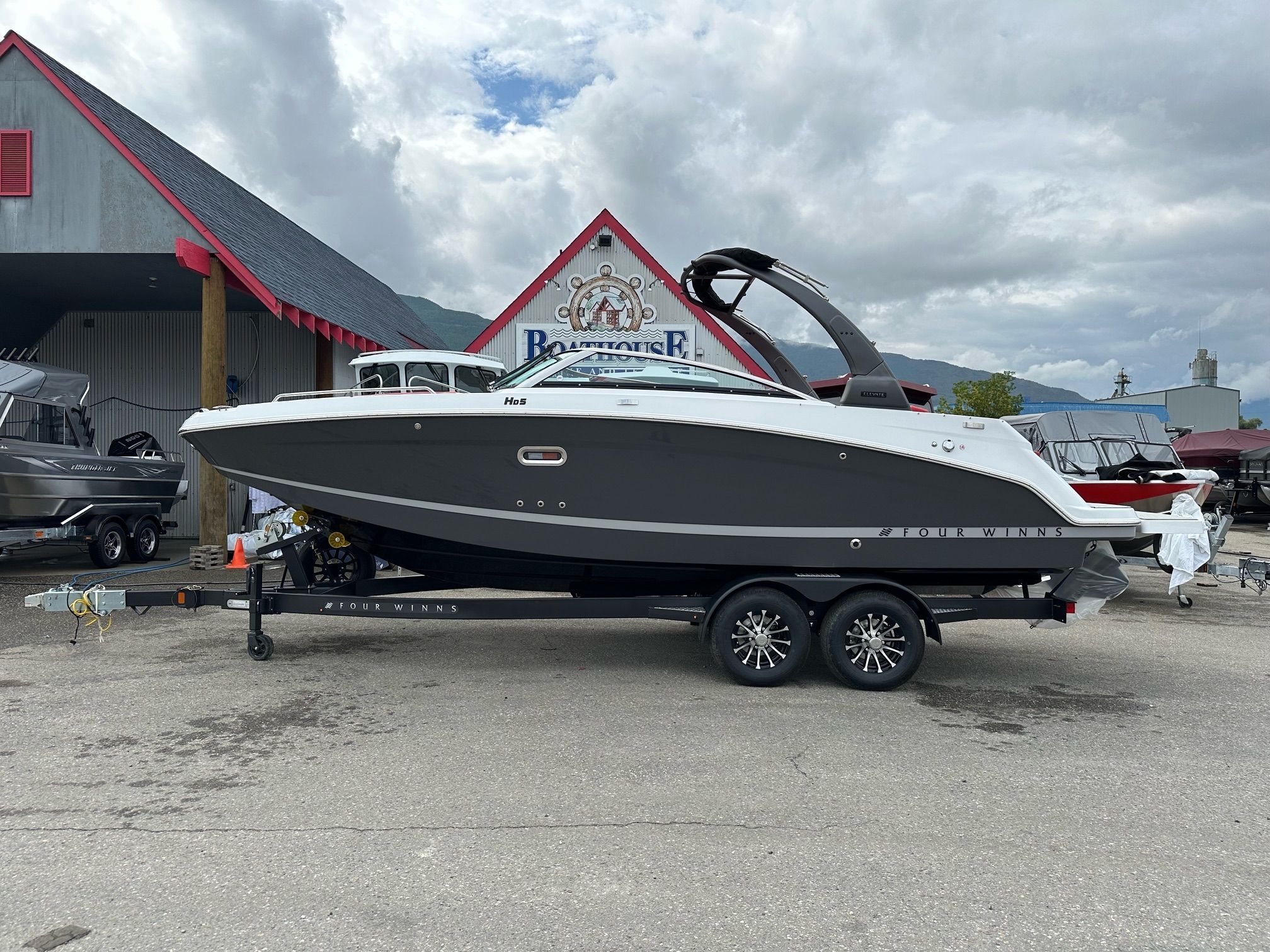 2025 Four Winns HD5 SURF 