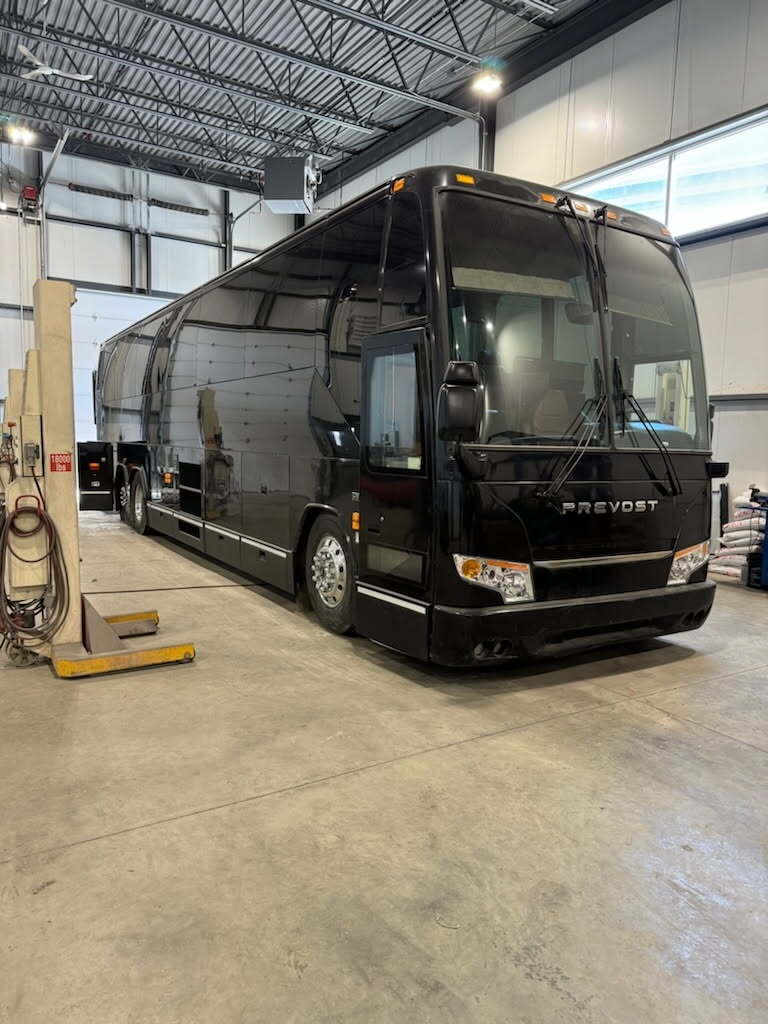 1999 Prevost H3-41 VIP 41 FEET PREVOST H3-41 READY TO GO $ 82,000