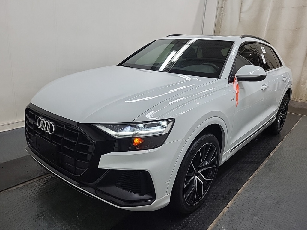 2021 Audi Q8 55TFSI Quattro / Progressiv Pkg / Black Optics / C