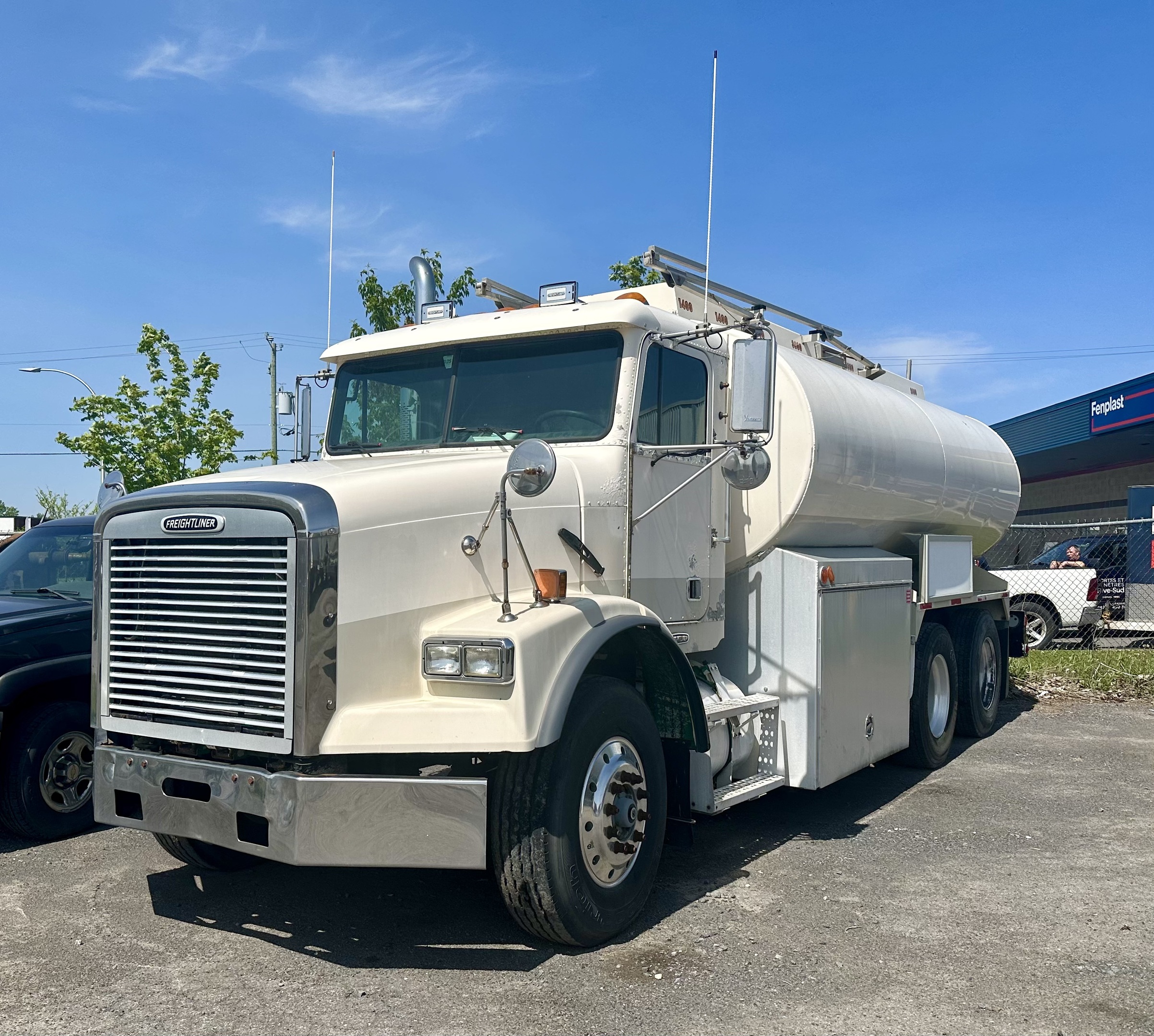 1999 Freightliner FL-112 TANK TRUCK EXCELLENT CONDITION $20,000