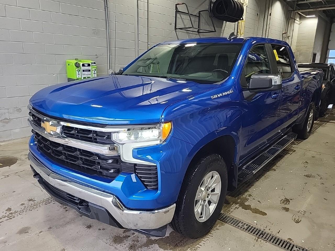 2022 Chevrolet Silverado 1500 Crew Cab LT 5.3L V8 | Chrome Steps and Hard Tonnea