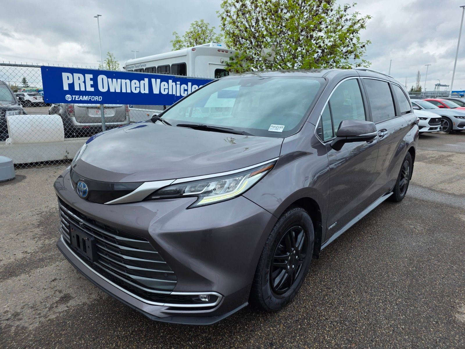 2021 Toyota Sienna XLE- AWD, LEATHER, HEATED SEATS, BACK UP CAM