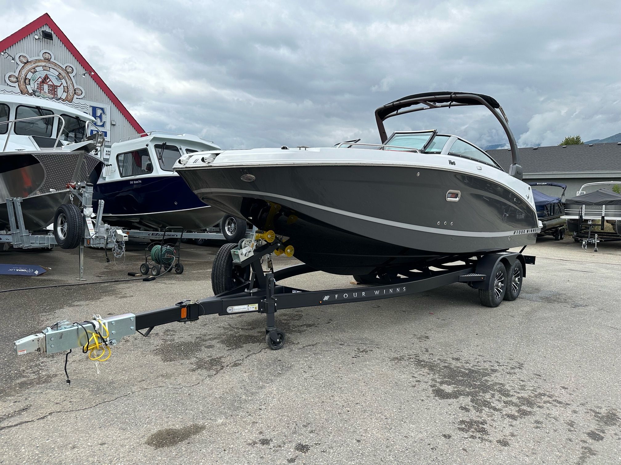 2025 Four Winns HD5 Surf 