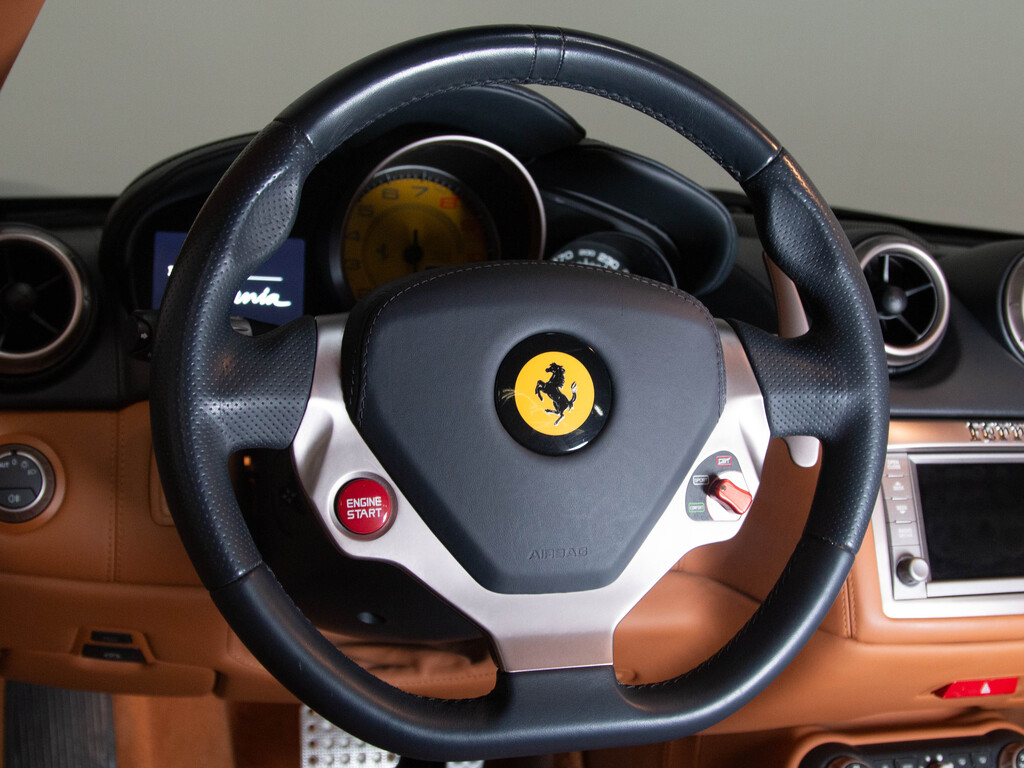 2011 Ferrari California CONVERTIBLE   PINIFARINA   19" RIM, Toronto, Cash