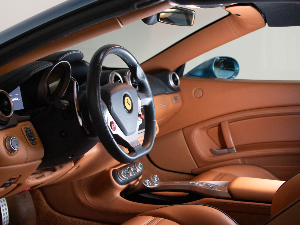 2011 Ferrari California CONVERTIBLE   PINIFARINA   19" RIM, Toronto, Cash